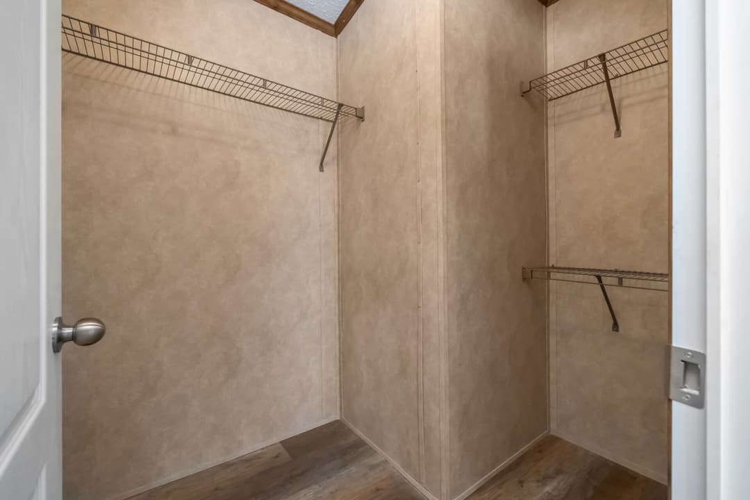 Classic c-3248-32b bedroom home features