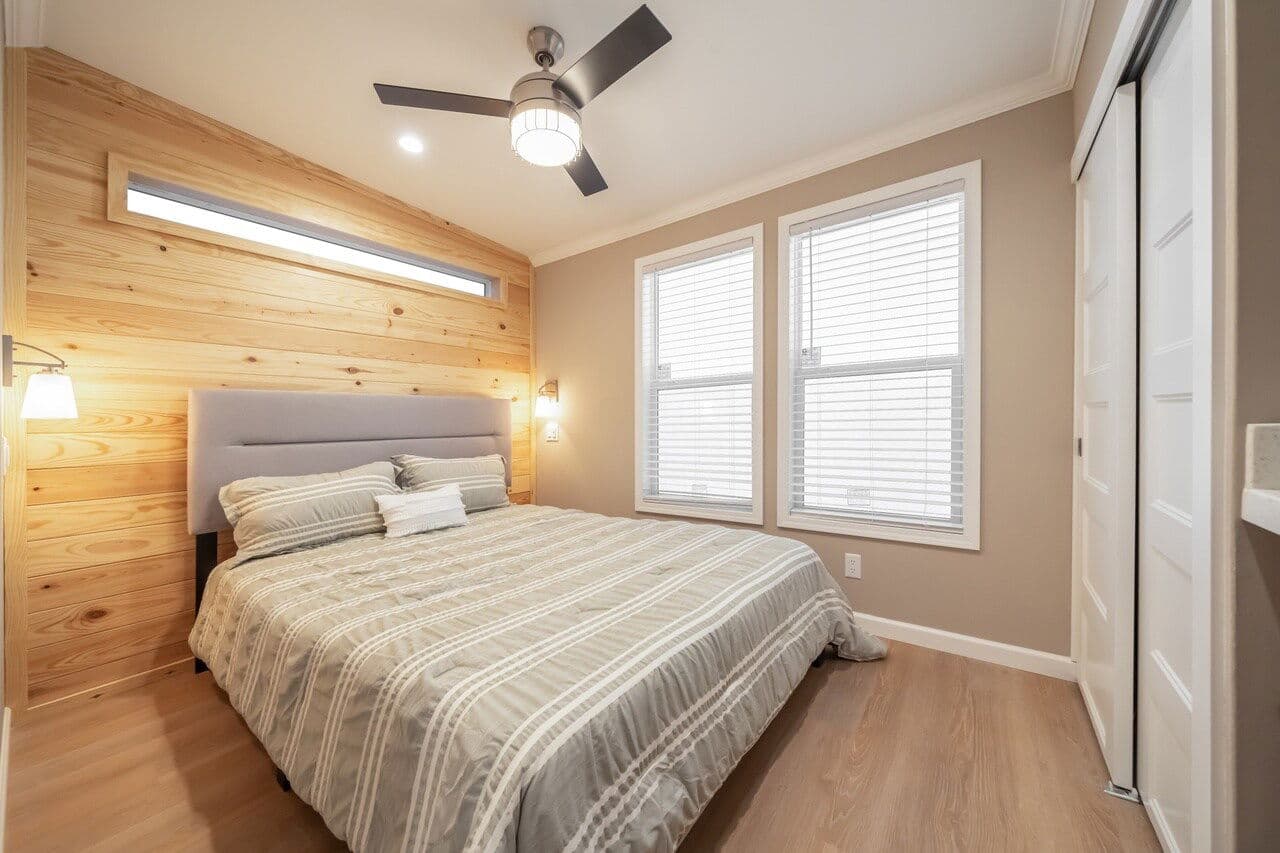 Wedge 13442s bedroom home features