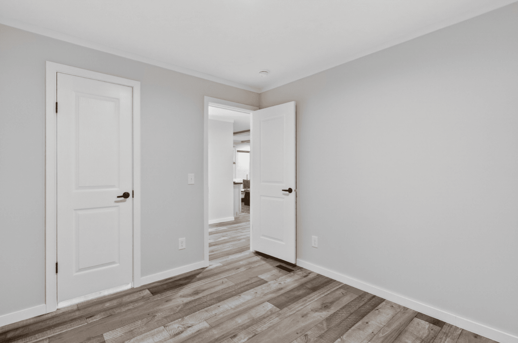 Axis 32563n bedroom home features