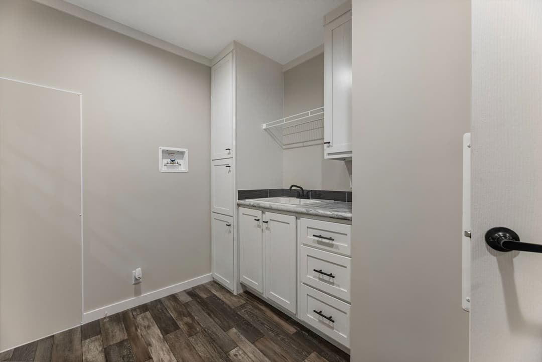 Stratos 28643b interior home features