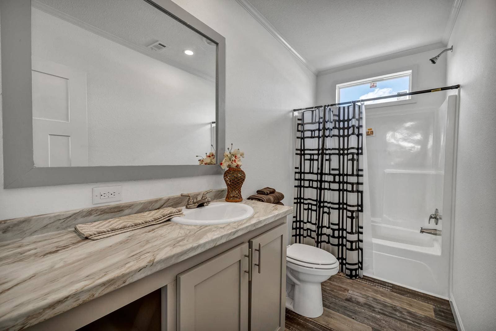 Titan extreme 3266d [the vegas] bathroom home features