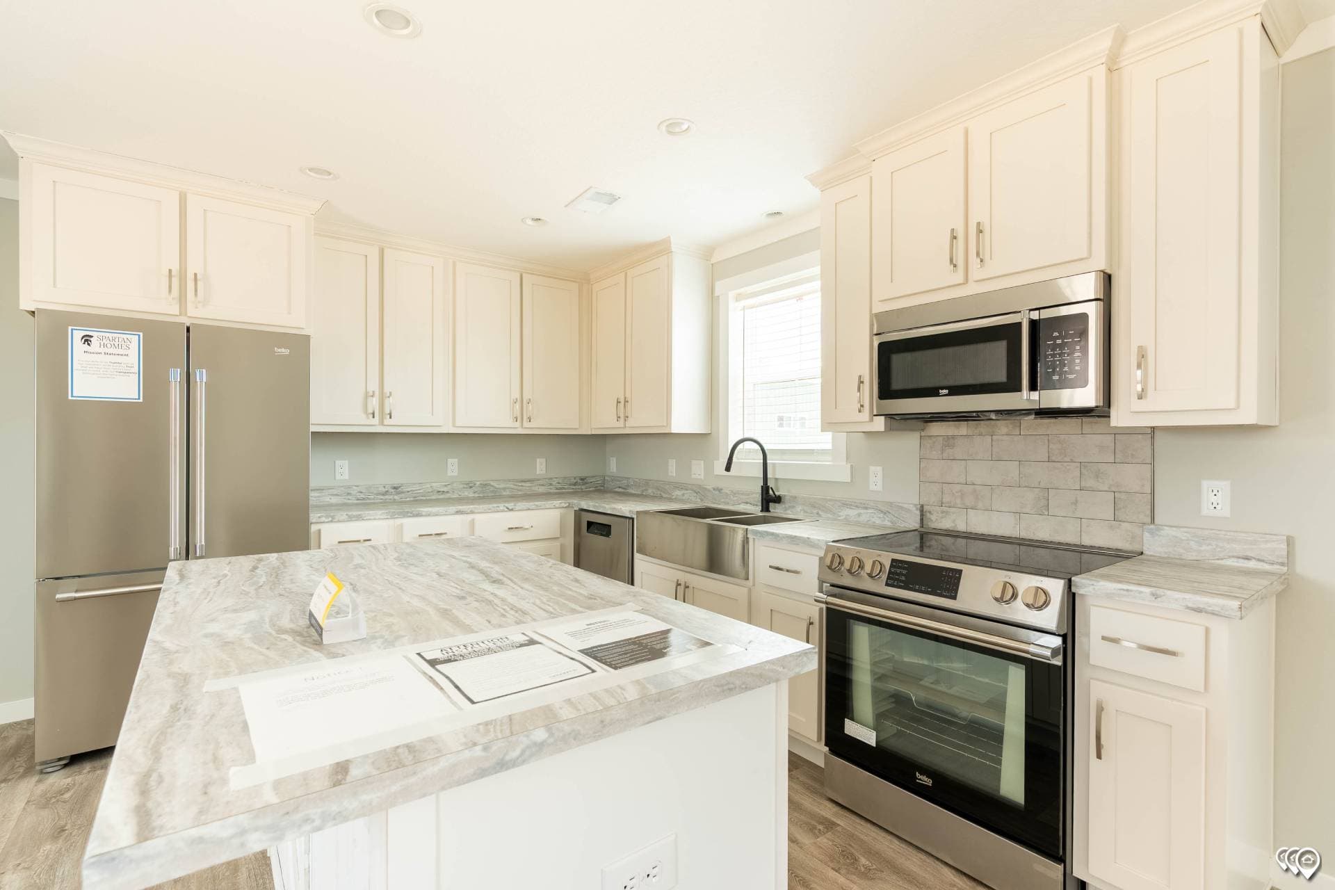 Chc1680-104 kitchen home features