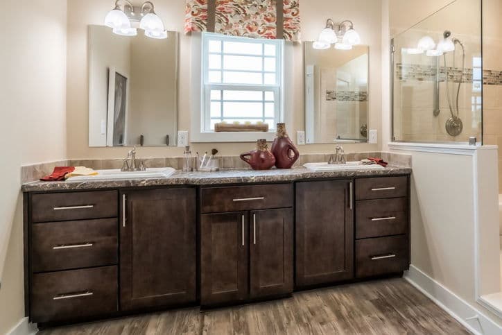 Oakmont 42623a bathroom home features