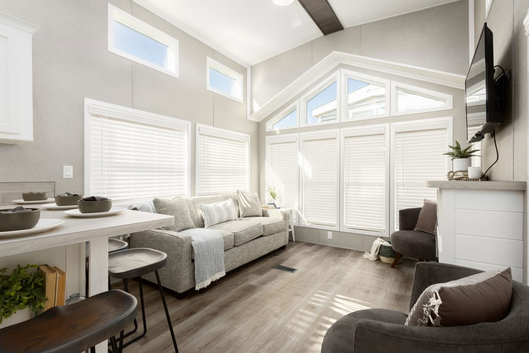 Lakeside 8104bk interior home features