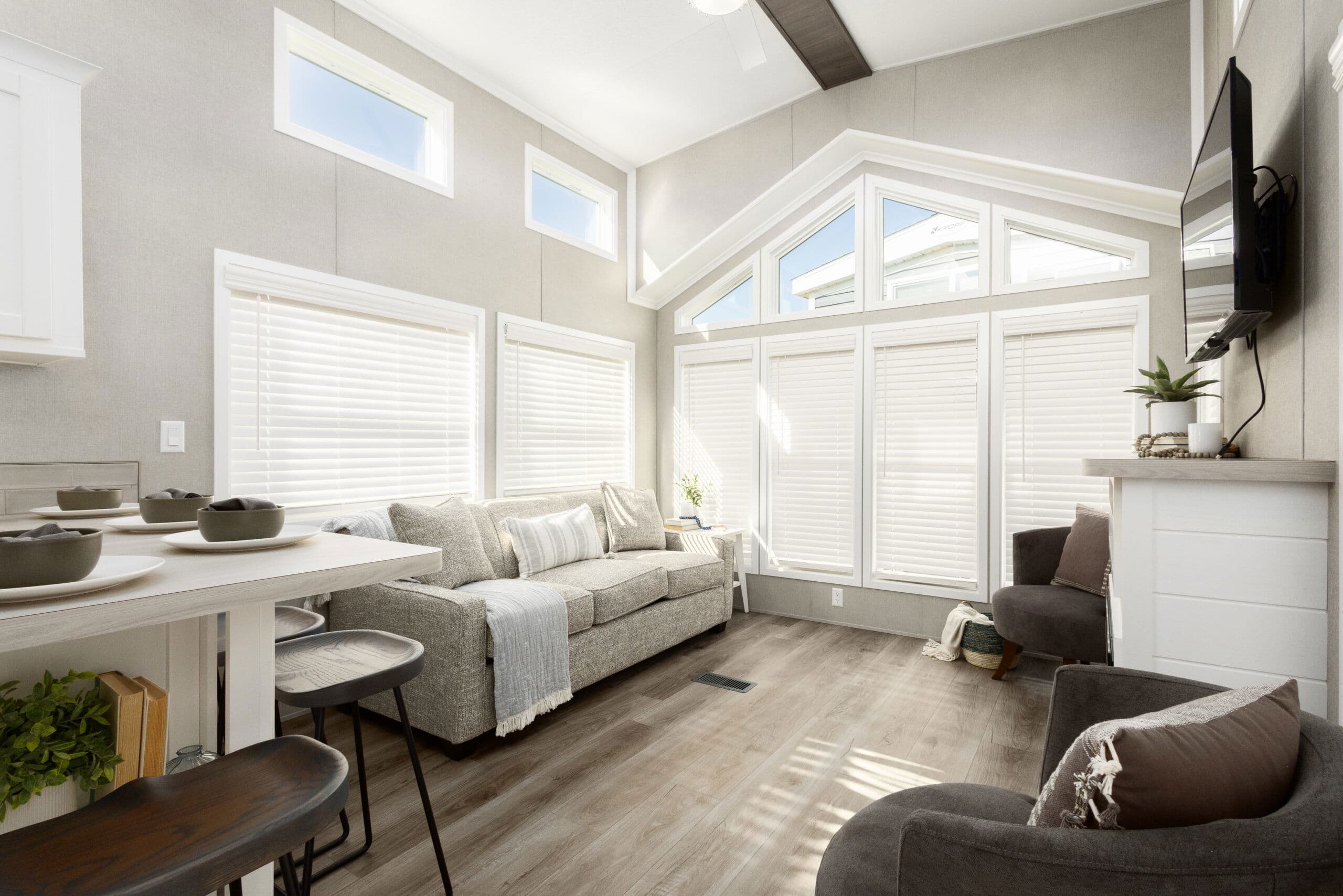 Lakeside 8104bk interior home features