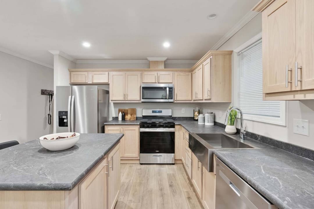 C819 kitchen home features