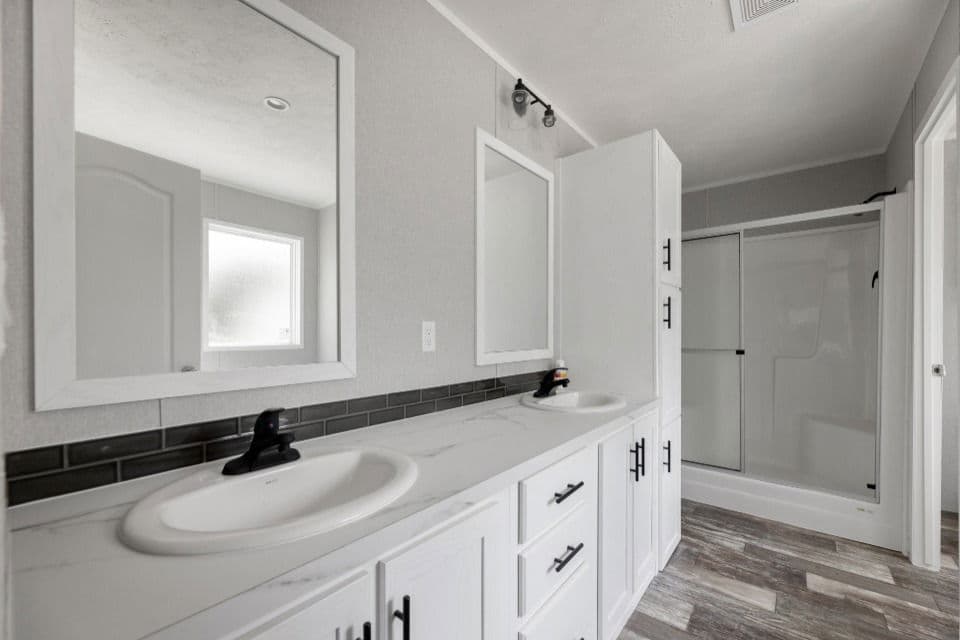 Verde ranch 28523n interior and bathroom home features