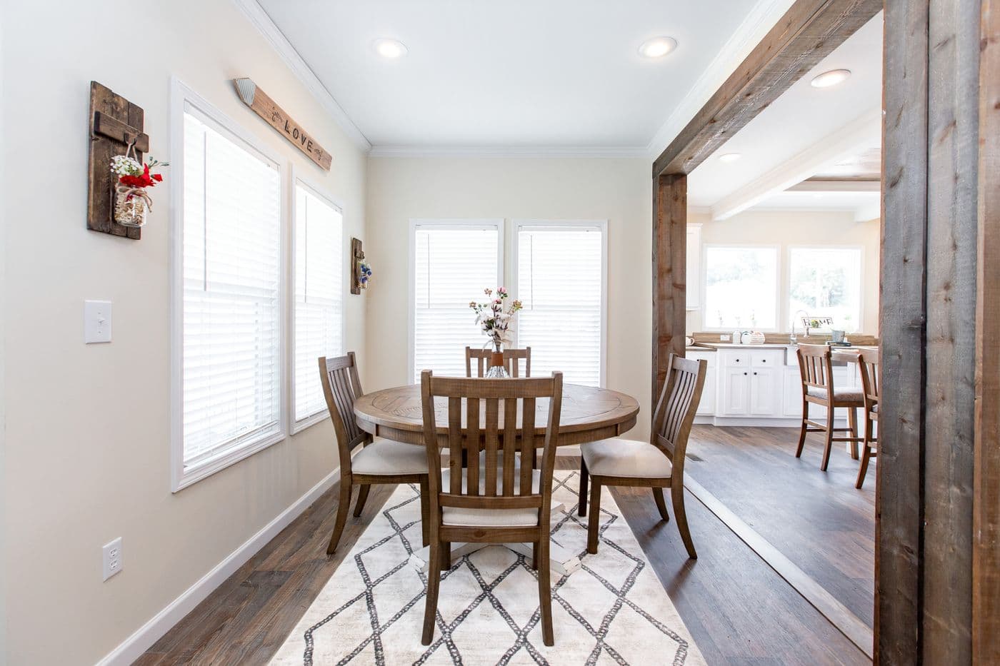 Southern charm 3br interior home features