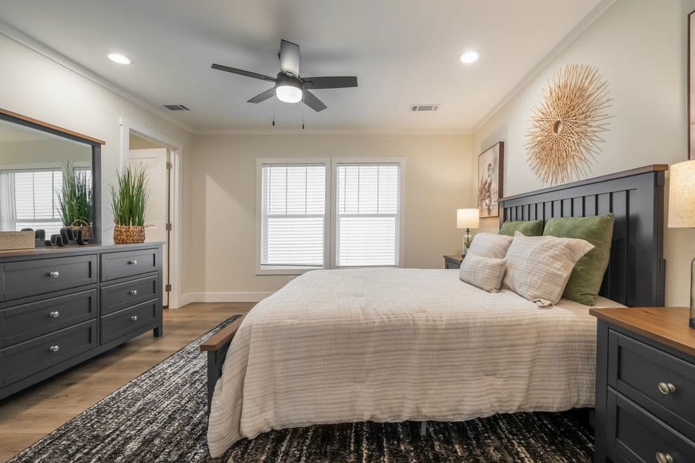 Lean on me bedroom home features