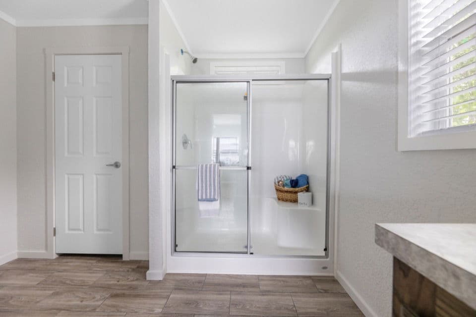 Emerald 28603a bathroom home features