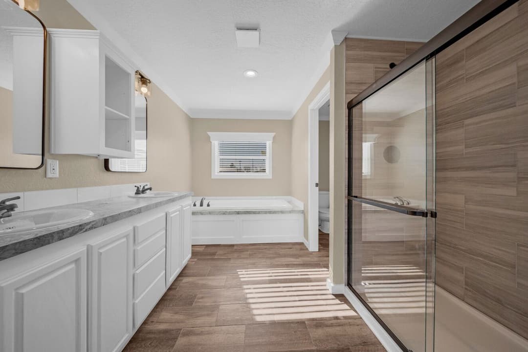 Sapphire 28663a bathroom home features