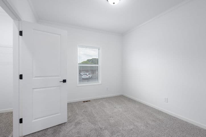 Max premier 2 32643a bedroom home features