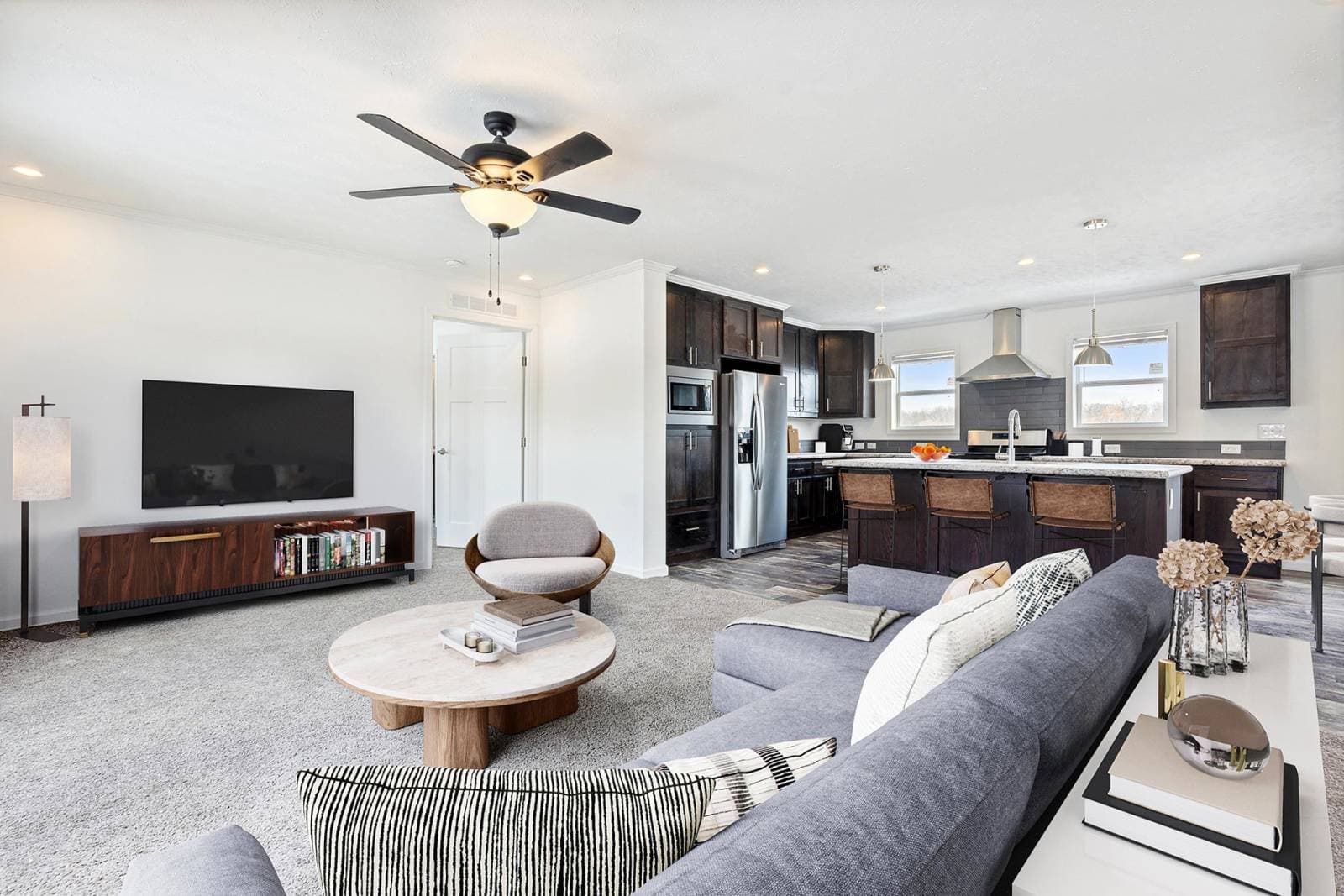 N675 interior home features