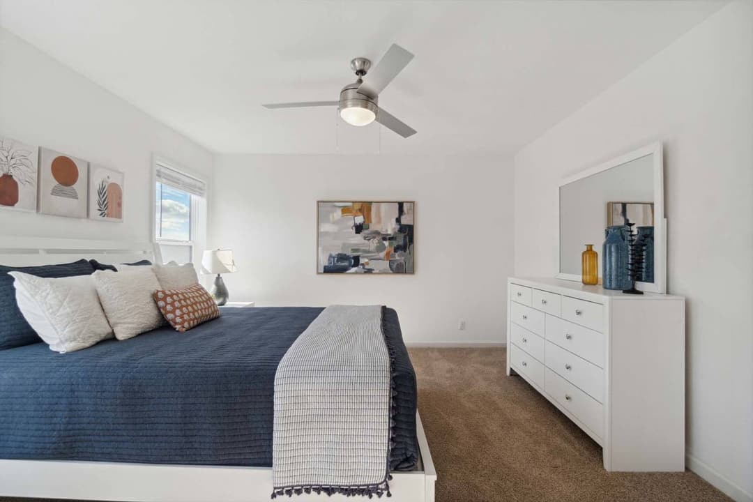 Aurora-e bedroom home features