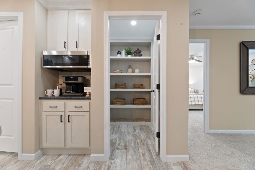 Ives 24033 interior home features