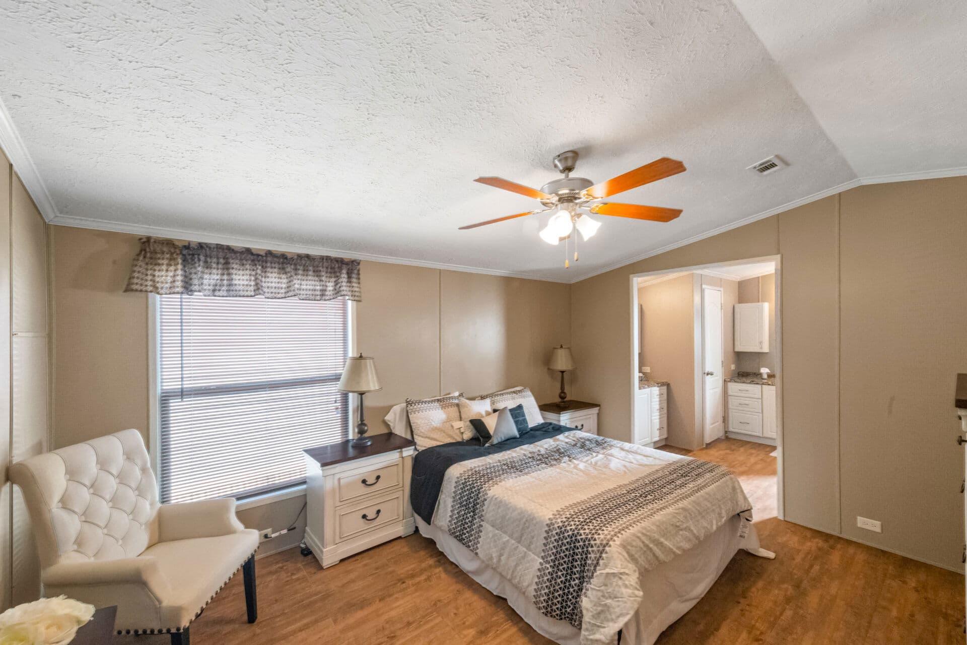 Ultra 18-wide h-18×80-32f bedroom home features