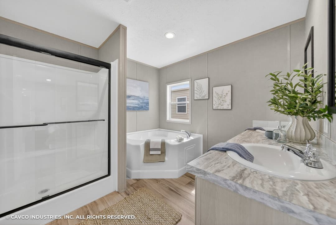 Exclamation 16763i bathroom home features