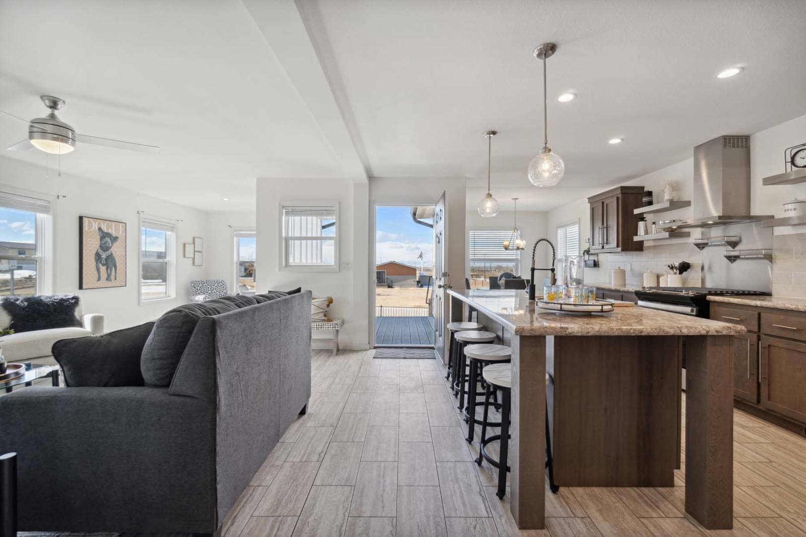 Aurora-e interior home features