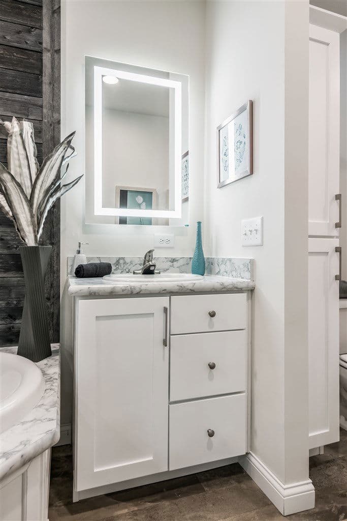 Ultra 13 bathroom home features