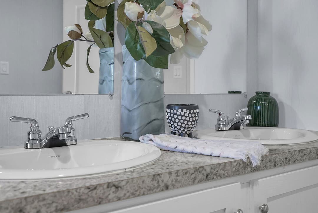 Valu 28563u interior and bathroom home features