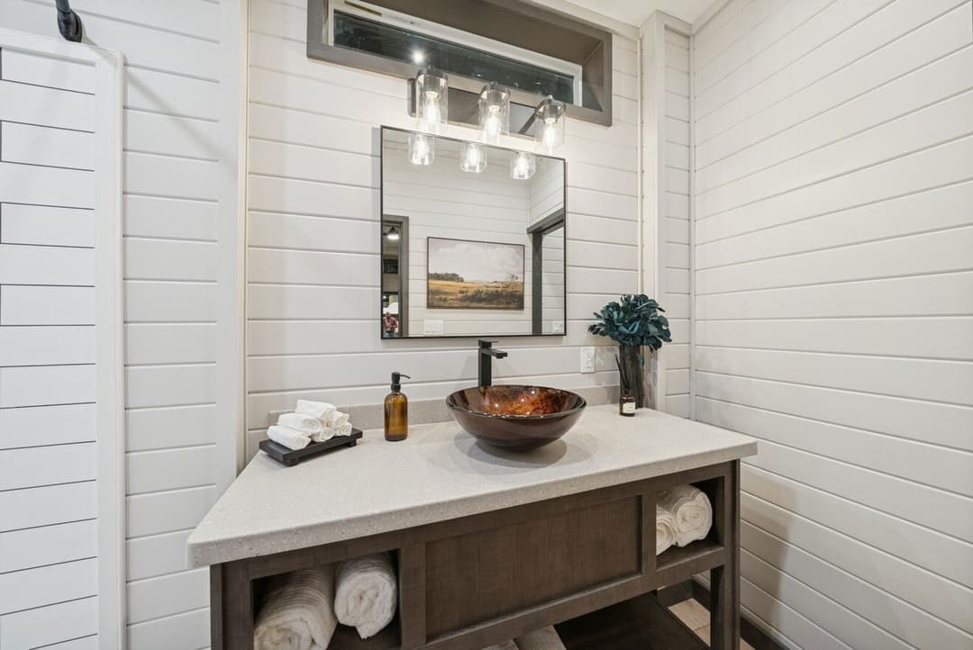 Cottonwood 14361h bathroom home features