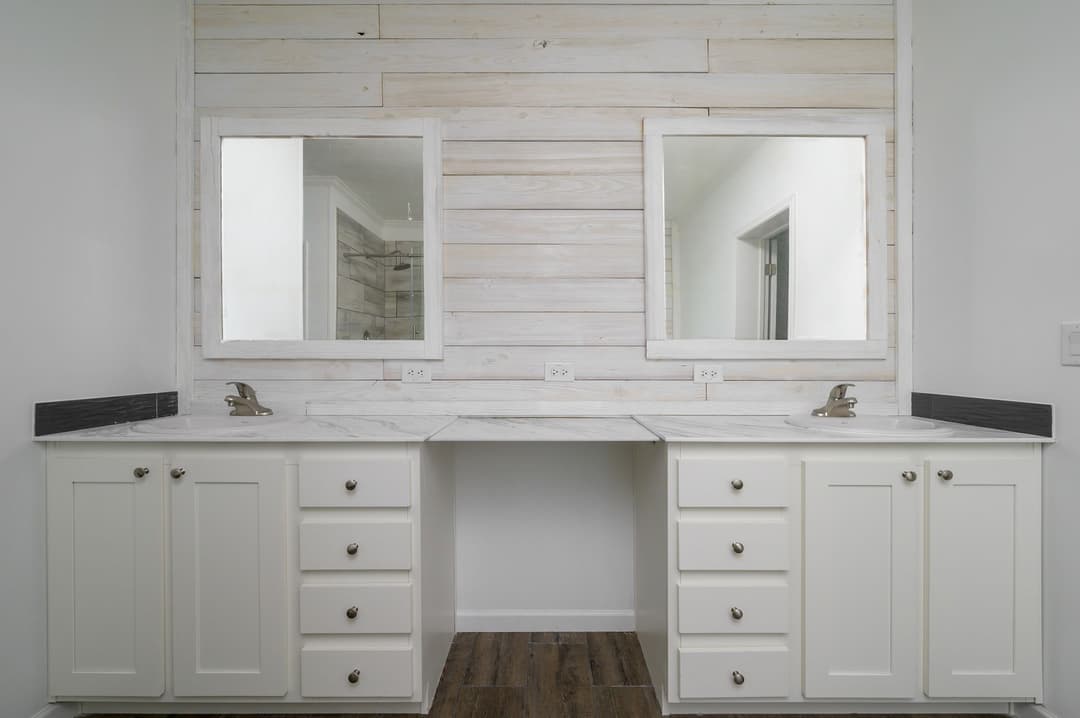 Daphne bathroom home features