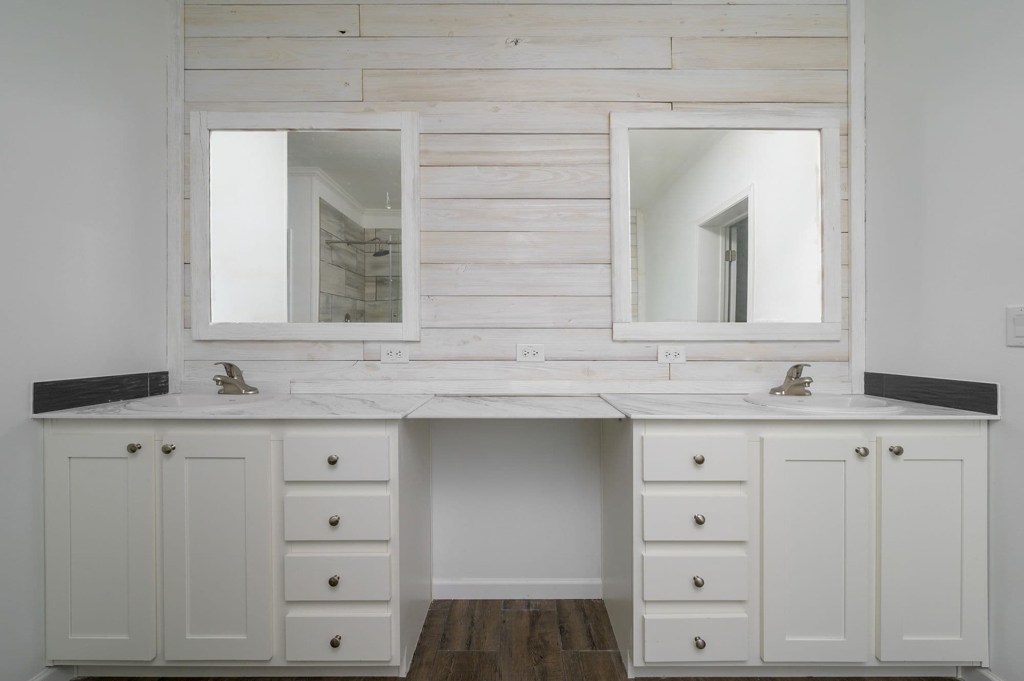 Daphne bathroom home features