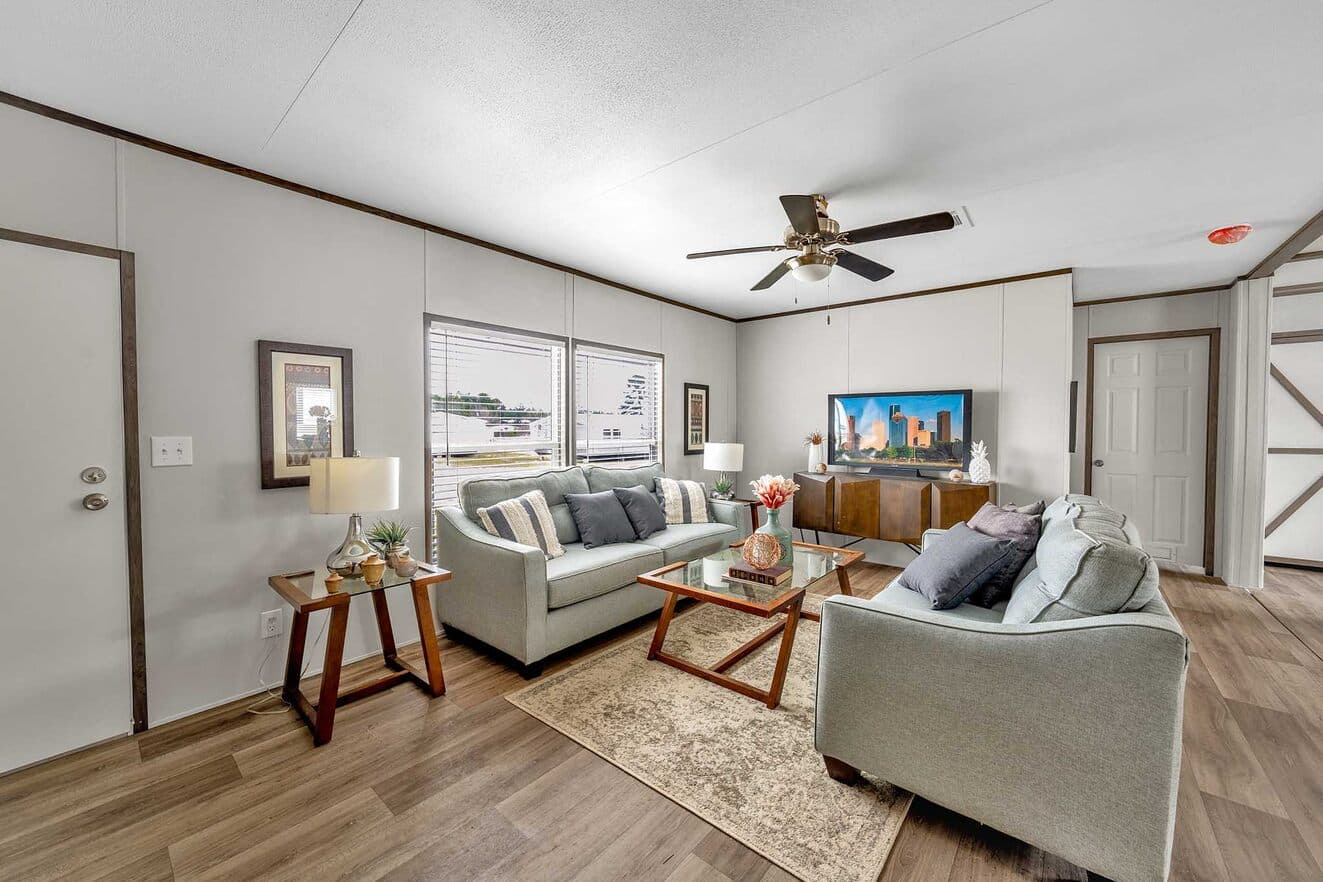 Pinnacle 28483p interior home features