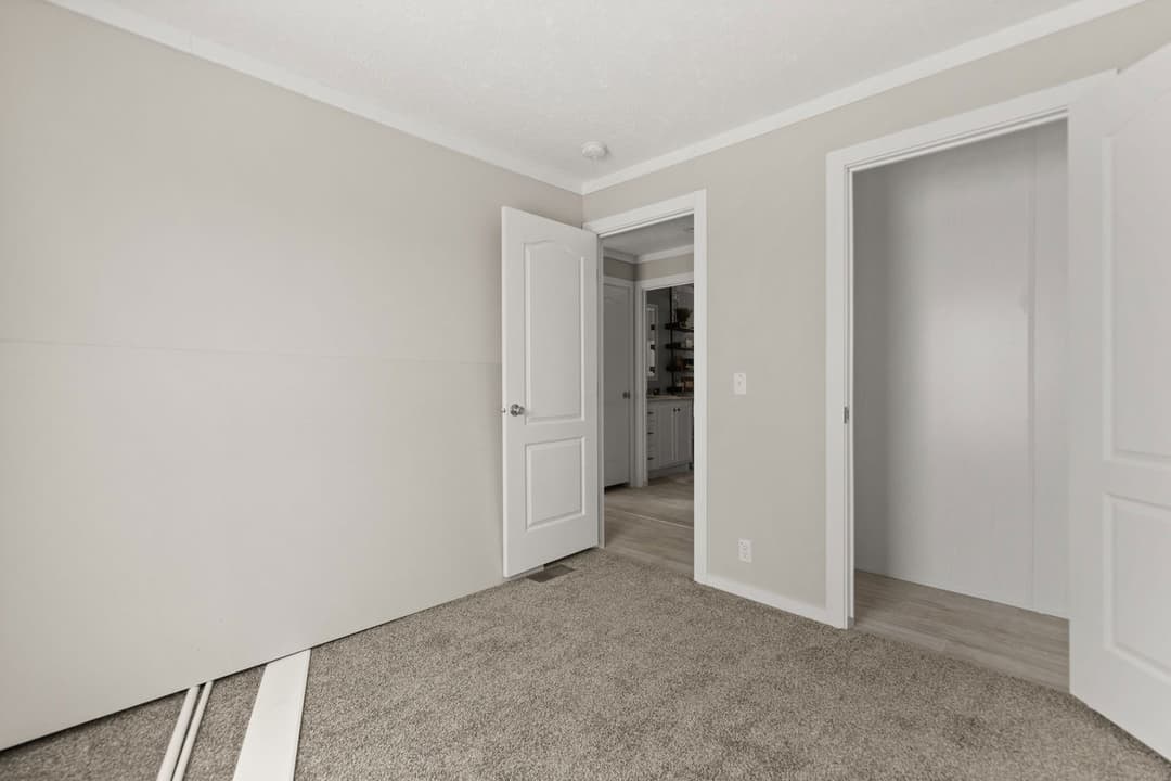 Escape 28443b bedroom home features