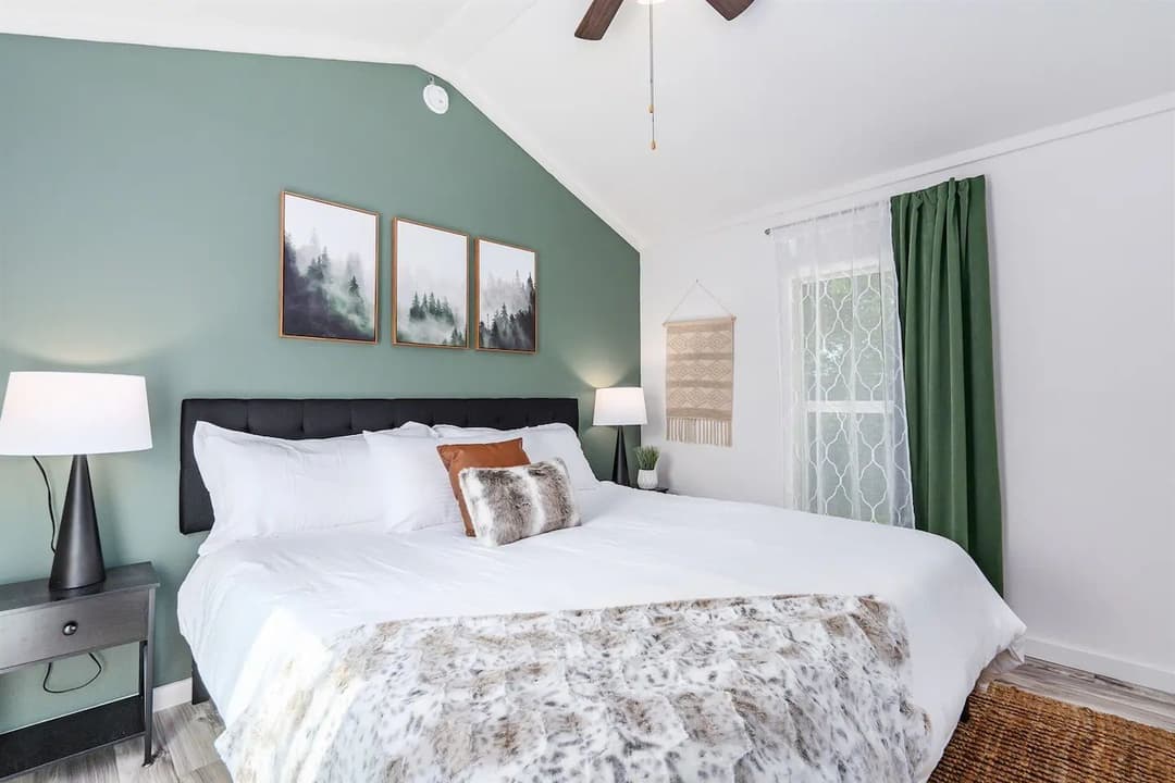 Whispering pines | 4b 100 bedroom home features