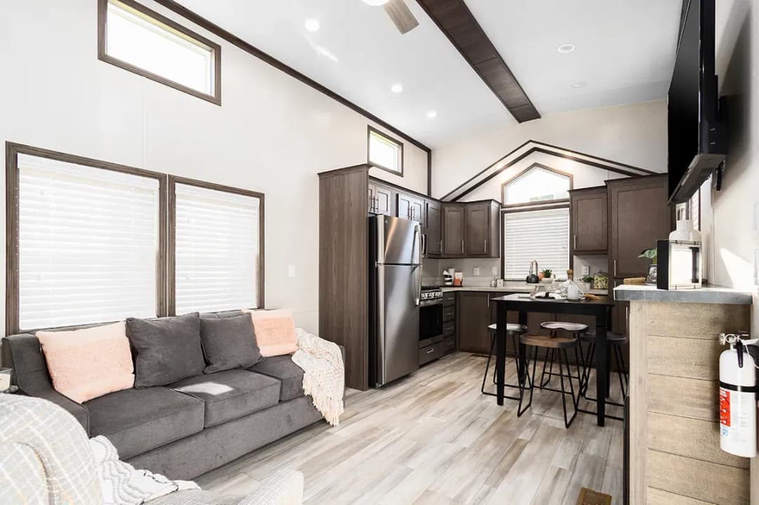 Lakeside 8155 interior home features