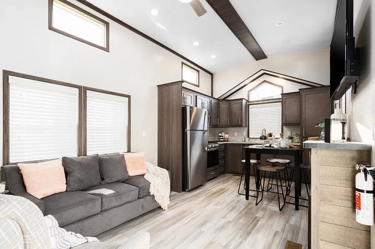 Lakeside 8155 interior home features