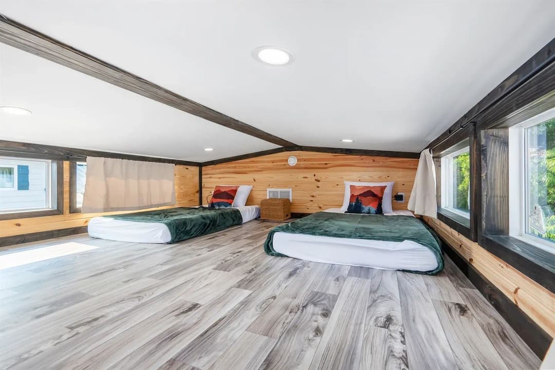 Whispering pines | 4b 100 bedroom home features