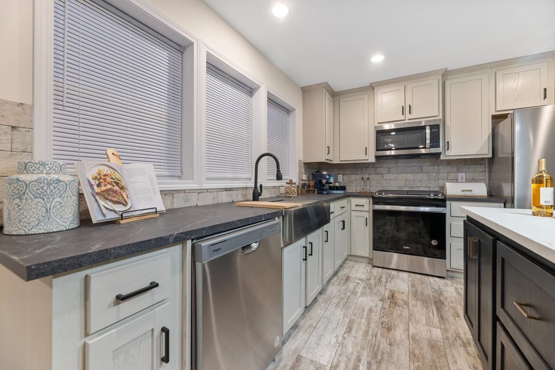 The mille lacs 184051 kitchen home features