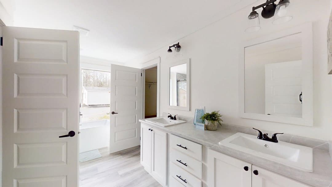 The king david 76 bathroom home features