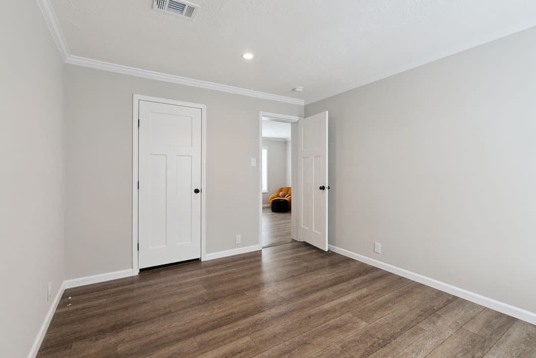 Blue sky bedroom home features