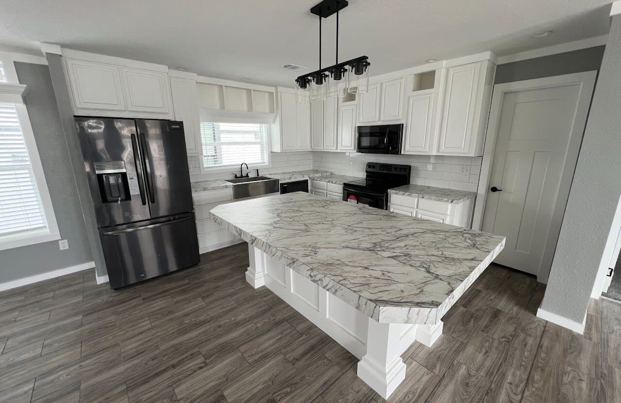 Solitaire 28684a hero and kitchen home features