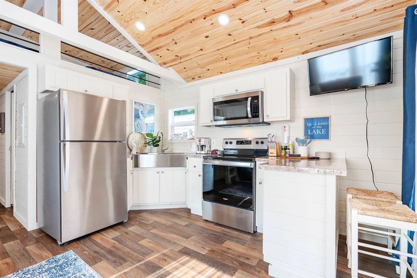 Blue lagoon | 4b 103 hybrid kitchen home features