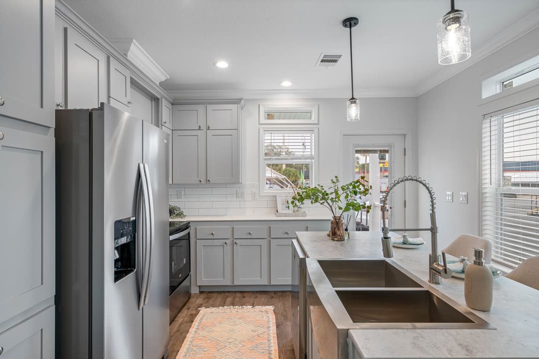 Daisy kitchen home features