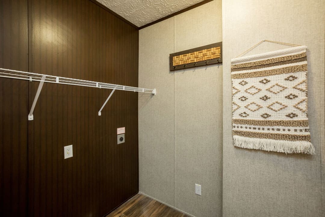 Eldora 188500 interior home features