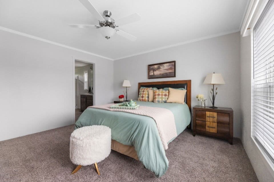 Emerald 28603a bedroom home features