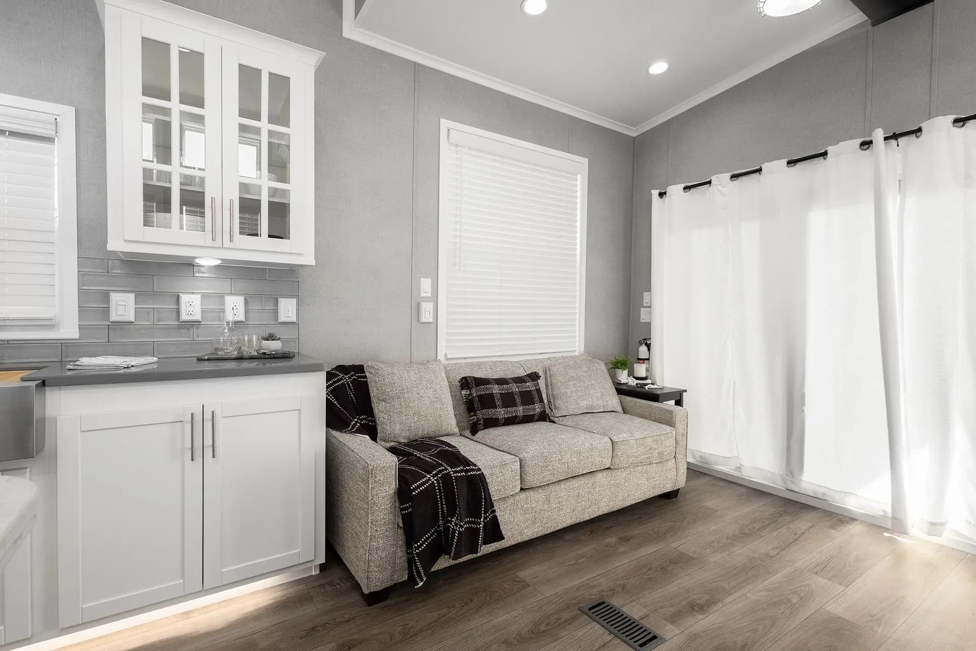 Eldorado 9043 interior home features