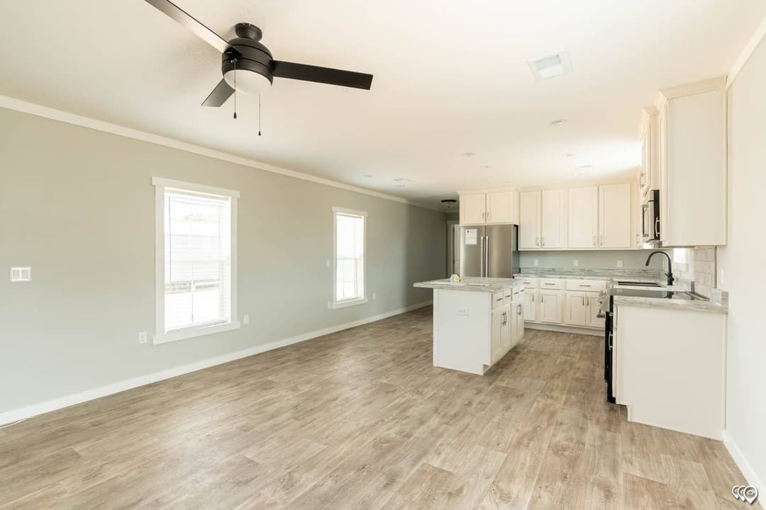 Chc1680-104 interior home features