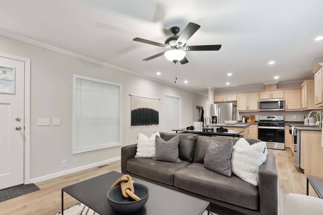 C819 interior home features