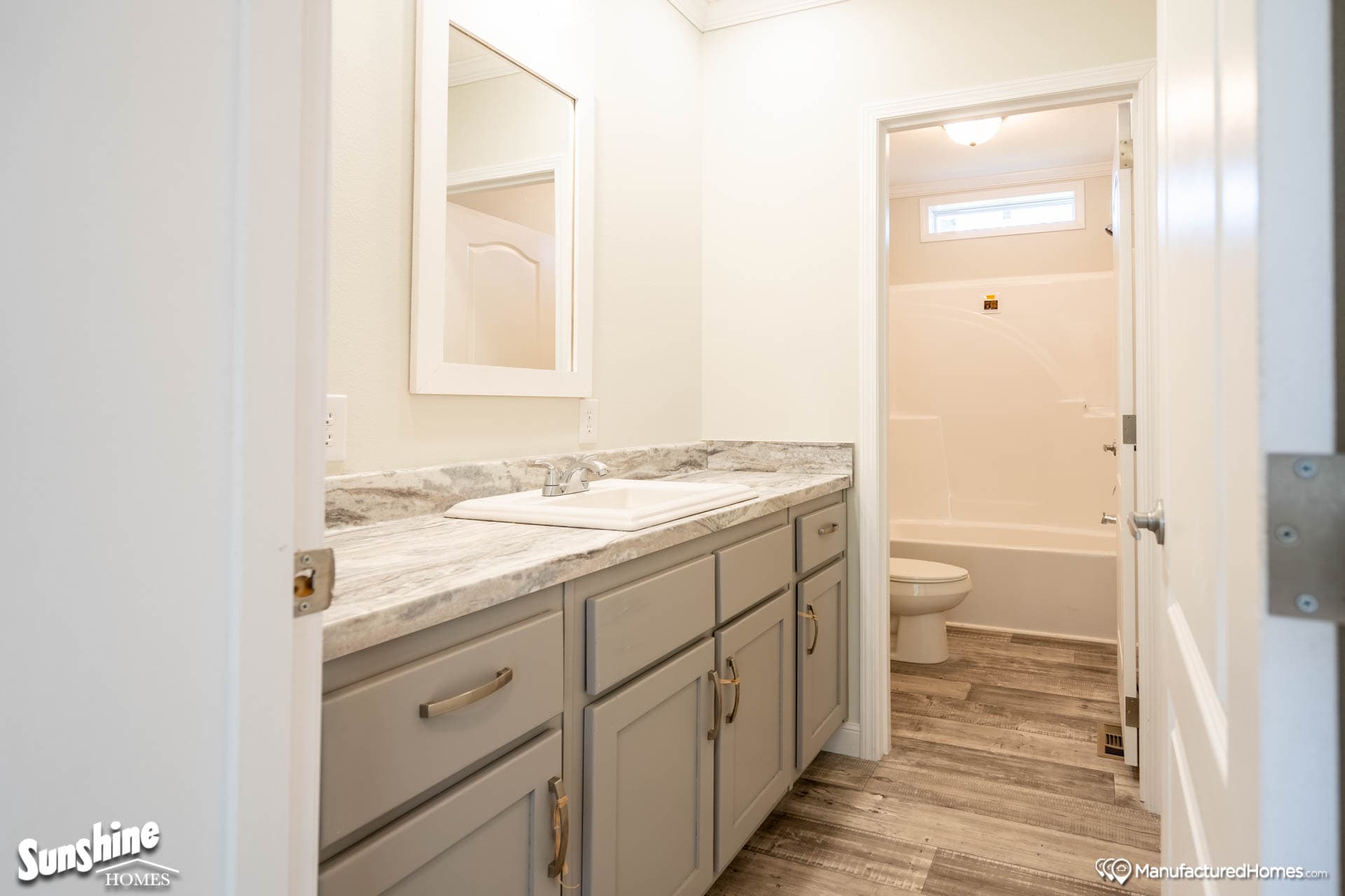 Pri3280-2043 bathroom home features