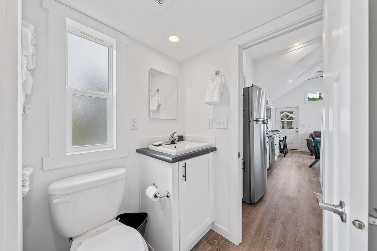 Park model 4110l bathroom home features