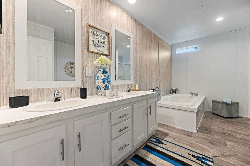 Pinnacle 32523p bathroom home features