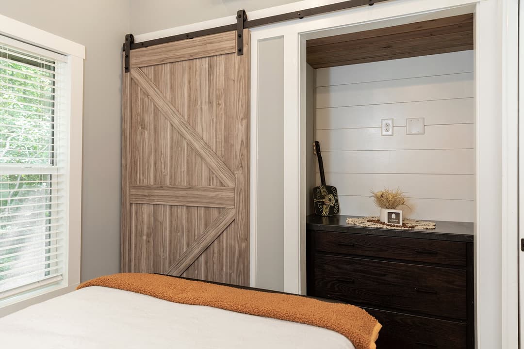 Swayback bedroom home features