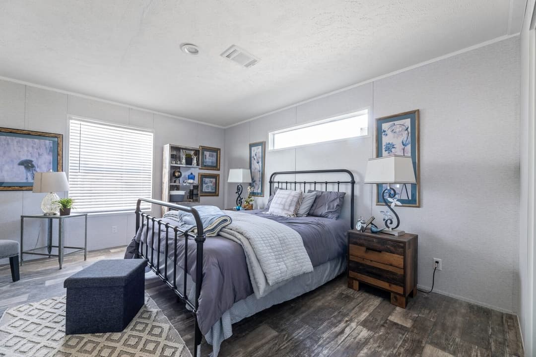 Valu premier 32483g interior and bedroom home features