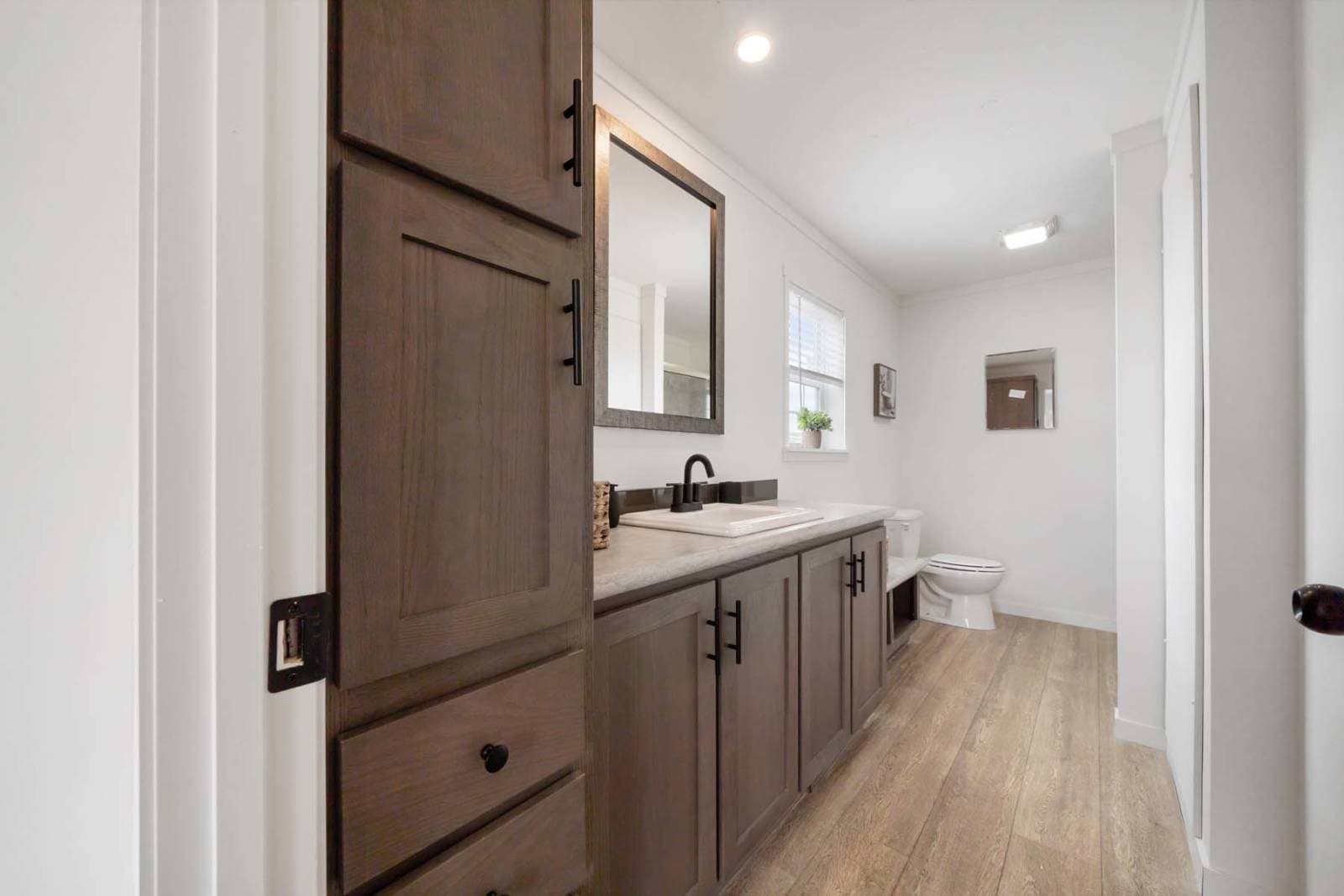 Encore kitchen home features